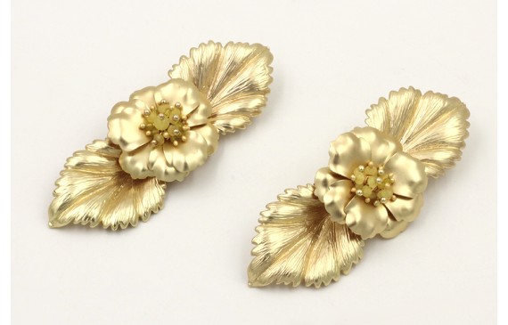 Pendientes hojas dorado mate con flor sobrepuestas