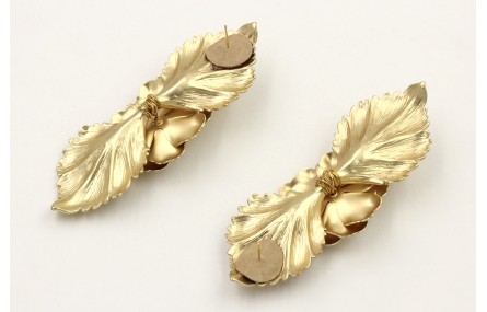 Pendientes hojas dorado mate con flor sobrepuestas