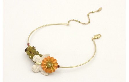 Pulsera rigida con mariposa crema, flor esmalte ma