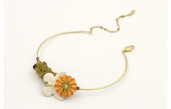 Pulsera rigida con mariposa crema, flor esmalte ma