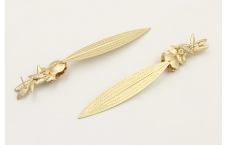 Pendientes perno hojas dorado mate,centro flor esm