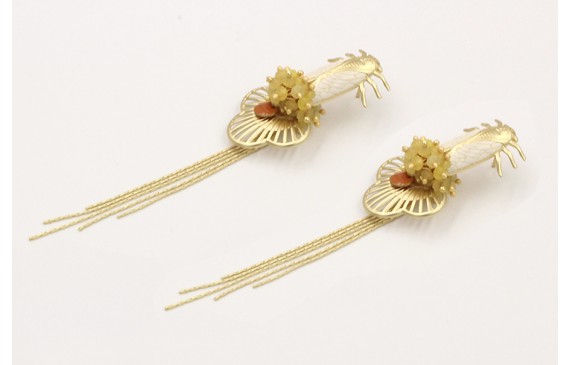 Pendientes cigarra blanca,trébol dorado mate, burr