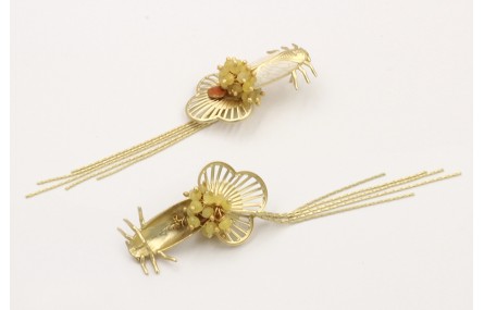 Pendientes cigarra blanca,trébol dorado mate, burr