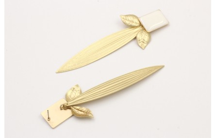 Pendientes perno rectangular esmalto blanco, colga