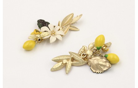 Pendientes perno conjunto hojas dorado mate colgan