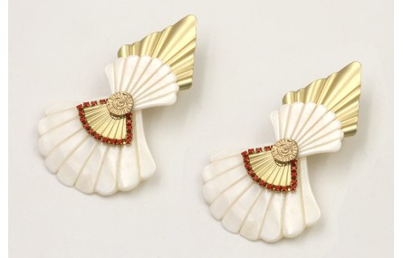 Pendientes triangulo dorado mate con conchas trian