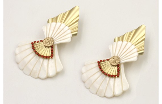 Pendientes triangulo dorado mate con conchas trian