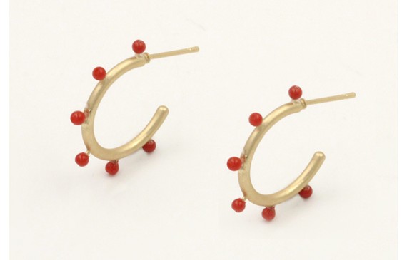 Pendientes aro con puas dorado mate con corales.