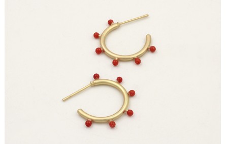 Pendientes aro con puas dorado mate con corales.