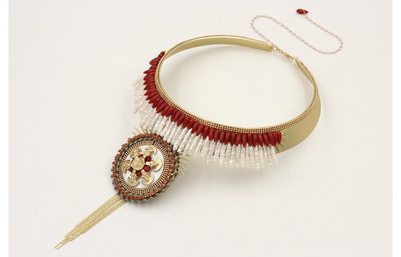 Collar rigido forrado con litones de perlas,gotas 