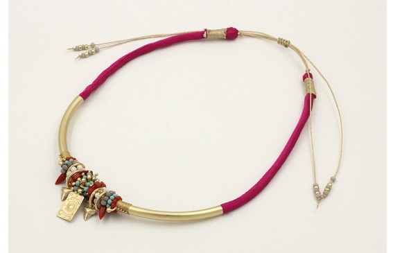 Collar seda rellena fucsia tubo curvado dorado mat