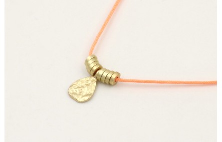 Collar hilo naranja fluor con colgante lamina labr