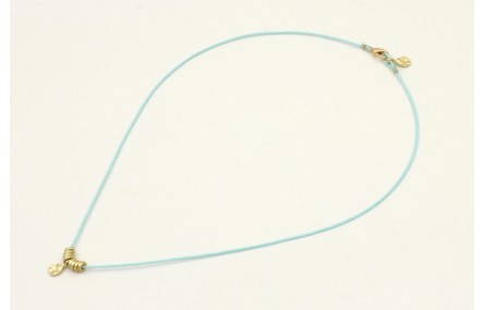 Collar hilo azul con colgante lamina labrada y rue