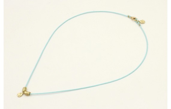 Collar hilo azul con colgante lamina labrada y rue