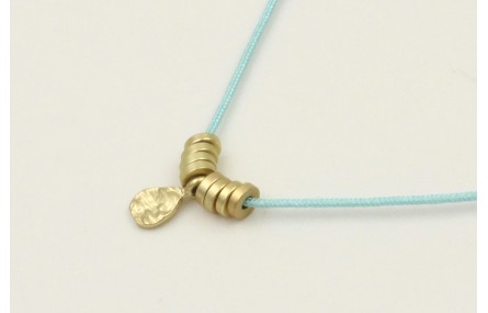 Collar hilo azul con colgante lamina labrada y rue