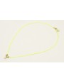 Collar hilo amarillo fluor con colgante lamina lab