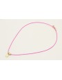 Collar hilo fucsia con colgante lamina labrada y r