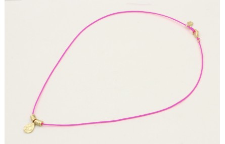 Collar hilo fucsia con colgante lamina labrada y r