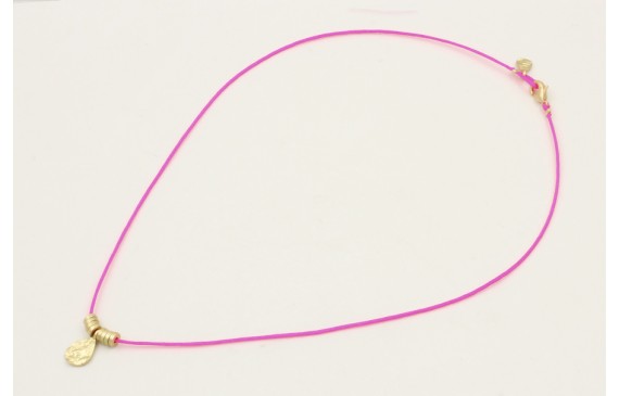 Collar hilo fucsia con colgante lamina labrada y r