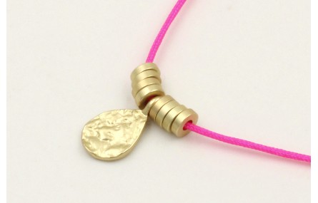 Collar hilo fucsia con colgante lamina labrada y r