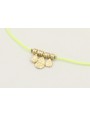 Pulsera hilo amarillo fluor con colgantes laminas 