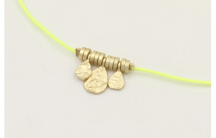 Pulsera hilo amarillo fluor con colgantes laminas