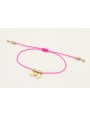 Pulsera hilo fucsia con colgantes laminas labradas