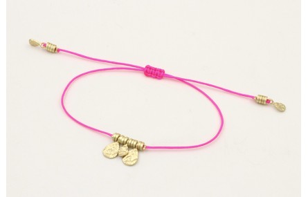 Pulsera hilo fucsia con colgantes laminas labradas