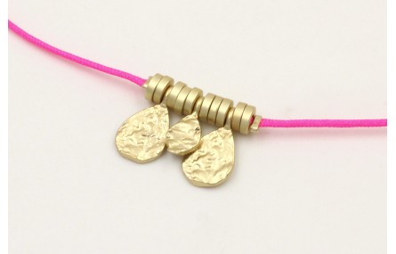 Pulsera hilo fucsia con colgantes laminas labradas