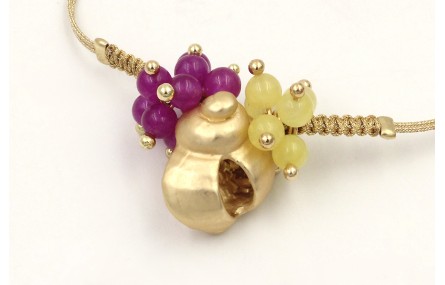 Pulsera hilo dorado palido con nuedo macrame carac