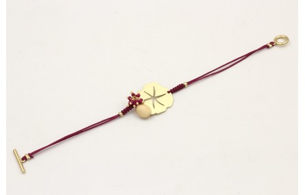 Pulsera de hilo granate con chapa estrella labrada