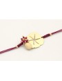 Pulsera de hilo granate con chapa estrella labrada