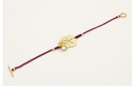Pulsera de hilo granate con chapa estrella labrada