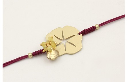 Pulsera de hilo granate con chapa estrella labrada
