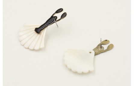 Pendientes perno langosta esmaltada negra colgante