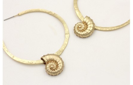 Pendientes aro aplastado con caracola colgando. La