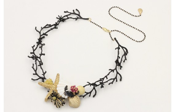 Collar ramas de coral esmaltadas negras con estrel