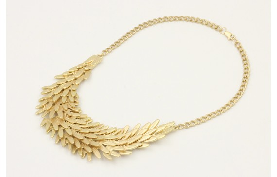 Collar tira de escamas sobrepuestas con cadena esl