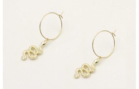 Pendientes aro dorado con serpiente colgando. Larg