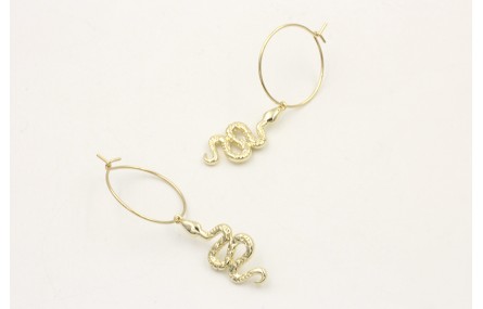 Pendientes aro dorado con serpiente colgando. Larg