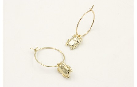 Pendientes aro dorado con escarabajo plano colgand