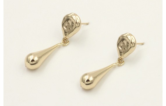 Pendientes perno gota martilleada con colgante de 