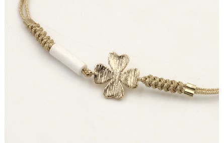 Pulsera hilo dorado palido con nudo serpiente y tr