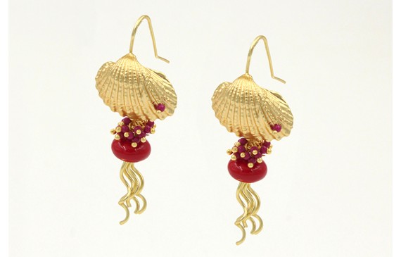 Pendiente perno concha dorado mate con colgante me