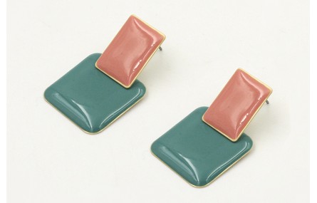 Pendiente perno rectangulo esmaltado rosa con colg