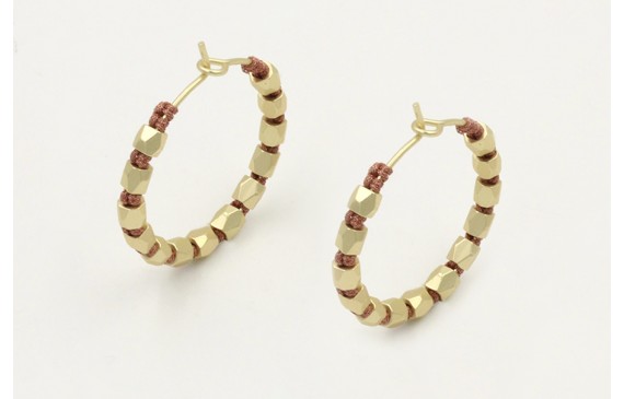 Pendientes aro con facetadas doradas mates cosido 