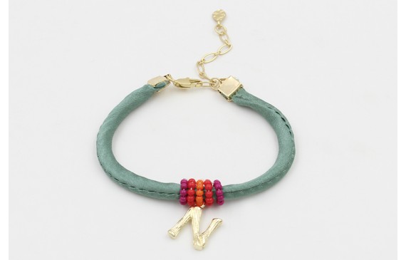 Pulsera seda verde con aritos de abalorio morado,n