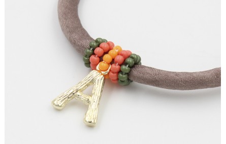 Pulsera seda topo con aritos de abalorio naranja,s