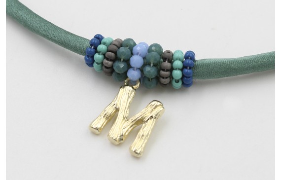 Collar seda verde con aritos de abalorio azul,turq