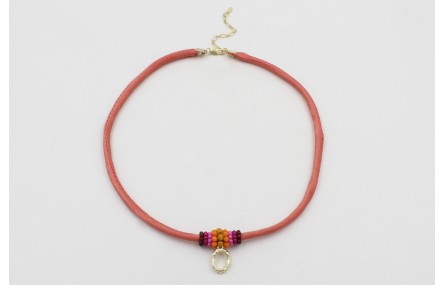 Collar seda salmón con aritos de abalorio granate,